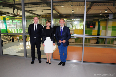 Od lewej wiceprezydent Gdyni Bartosz Bartoszewicz, dyrektor VI Liceum Ogólnokształcącego Ewa Śliwińska i prezydent Gdyni Wojciech Szczurek, fot. Michał Kowalski