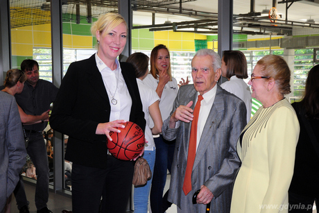 Od lewej Katarzyna Dydek i pierwszy dyrektor VI Liceum Ogólnokształcącego Józef Zając na inauguracji roku szkolnego, fot. Michał Kowalski