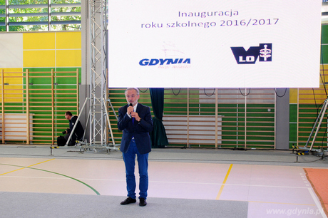 Prezydent Gdyni Wojciech Szczurek na inauguracji roku szkolnego w VI Liceum Ogólnokształcącym, fot. Michał Kowalski