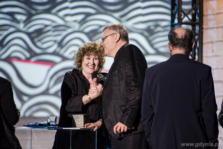 Laureatka Nagrody Literackiej Gdynia 2016 Anna Wasilewska ze statuetką Kostką Literacką, fot. mat. prasowe Nagrody Literackiej Gdynia