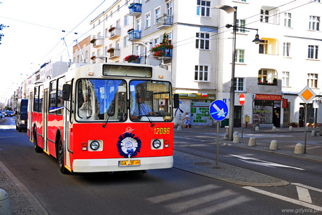 Odrestaurowany trolejbus ZIU-682B na ulicy Świętojańskiej, fot. Michał Kowalski