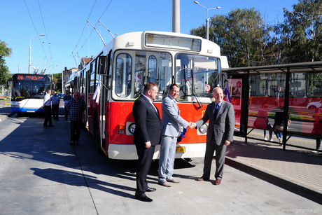 Wiceprezydent Gdyni Marek Stępa podaje rękę merowi Łucka na tle trolejbusu ZIU-682B, fot. Michał Kowalski