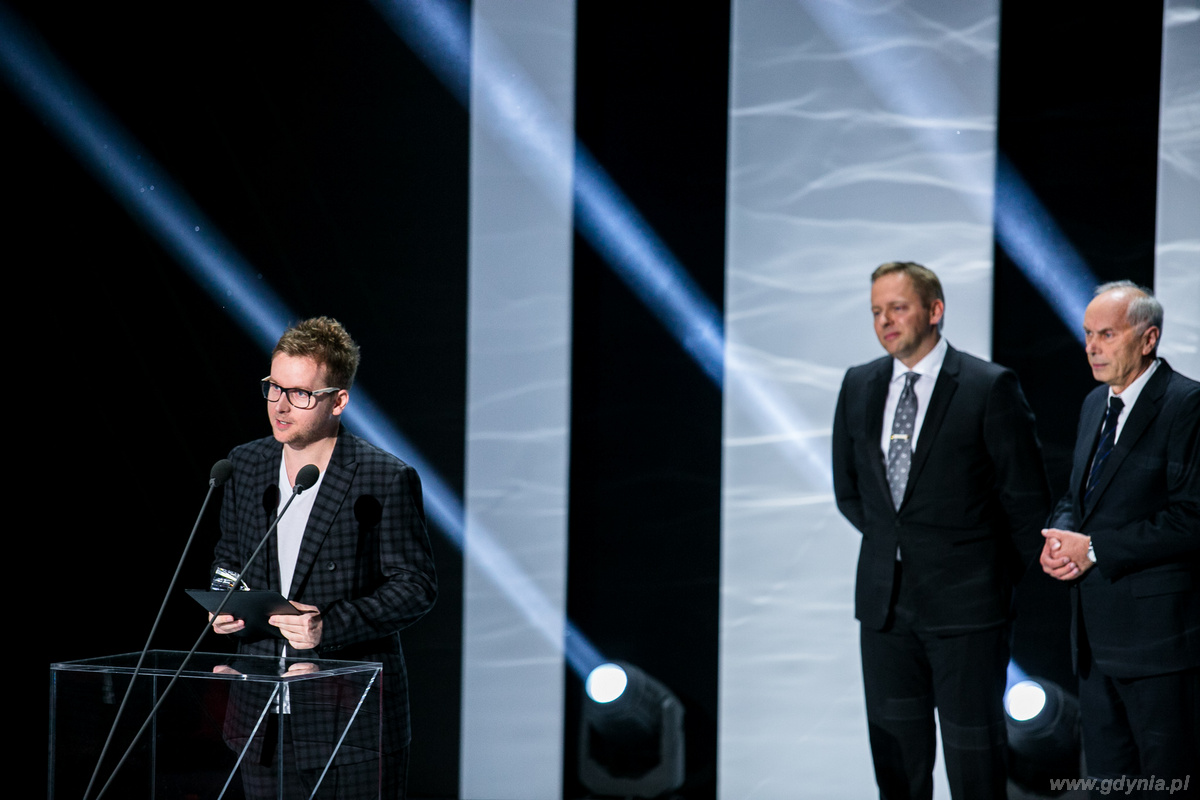 Bartosz M. Kowalski z nagrodą za debiut reżyserski filmu Plac Zabaw, fot. Karol Stańczak
