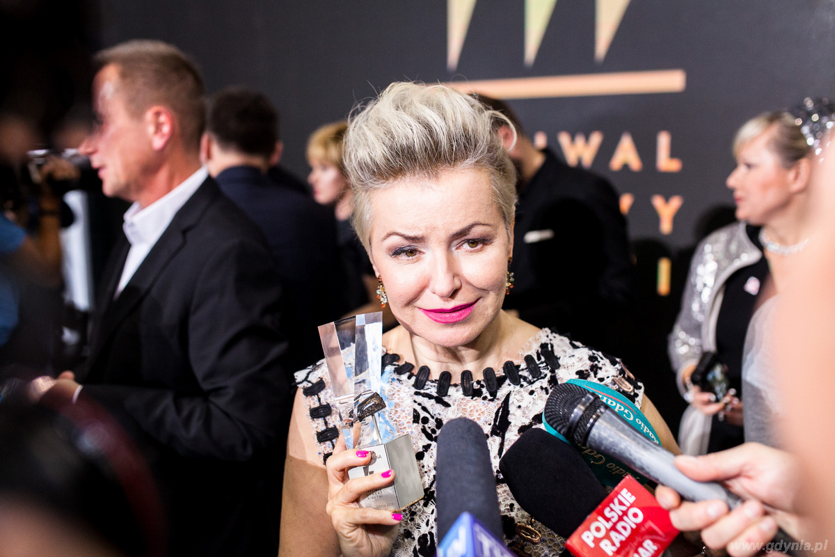 Aleksandra Konieczna z nagrodą indywidualną za główną rolę kobiecą w filmie Ostatnia Rodzina, fot. Karol Stańczak