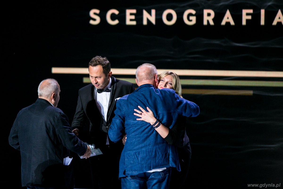 Tomasz Bartczak, Andrzej Kowalczyk odbierają nagrodę indywidualną za scenografię do filmu Szczęście świata, fot. Karol Stańczak