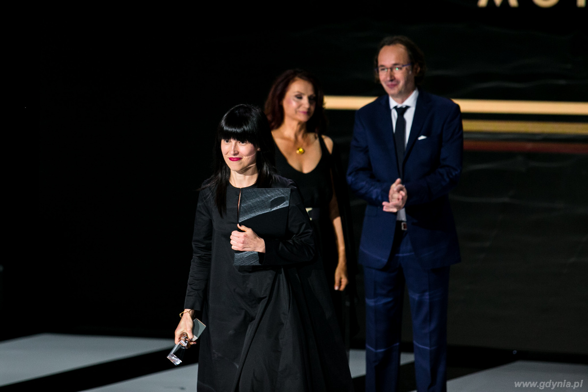 Beata Walentowska z nagrodą indywidualną za montaż filmu Zjednoczone stany miłości, fot. Karol Stańczak