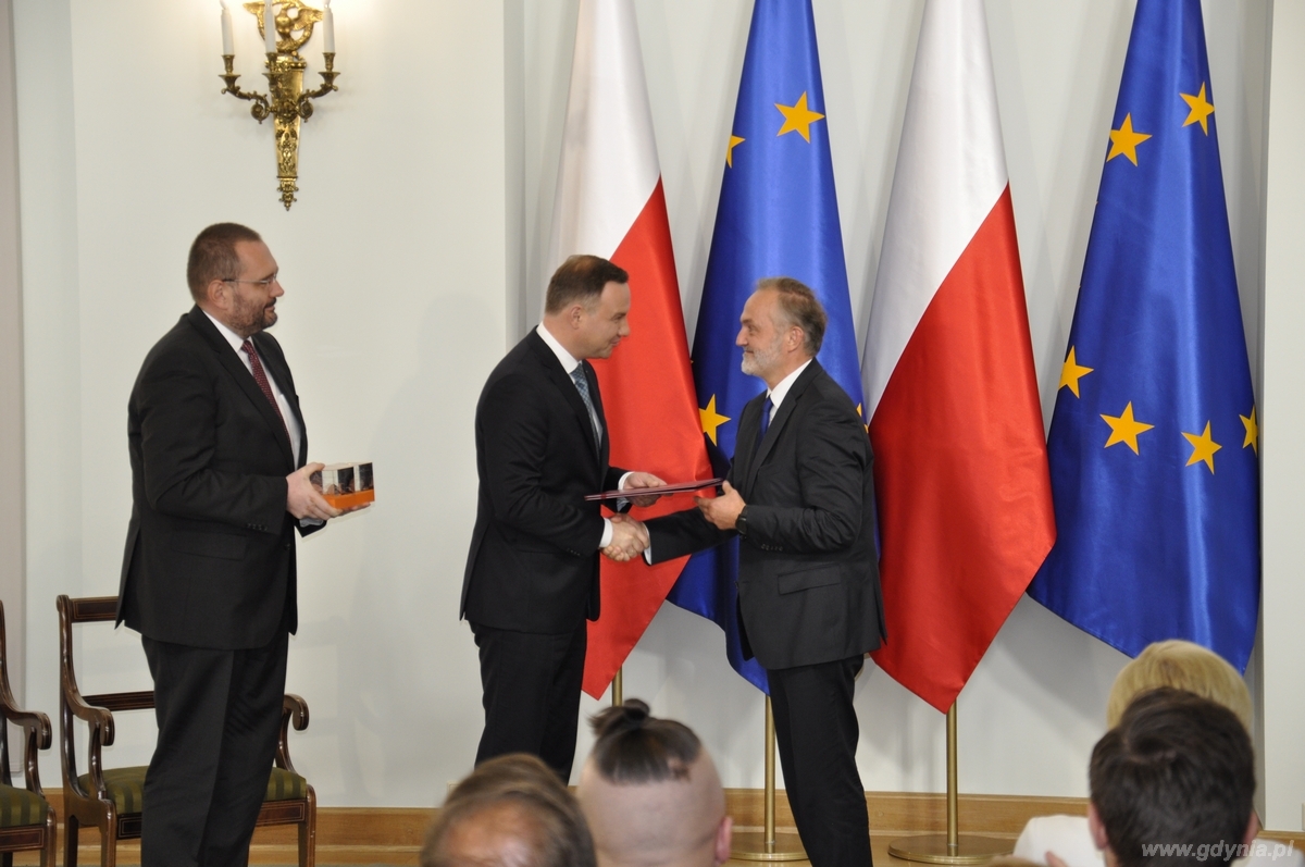 Gala Lider Dostępności. Nagrodę w kategorii Samorząd odbiera prezydent Gdyni Wojciech Szczurek / fot. Sebastian Drausal