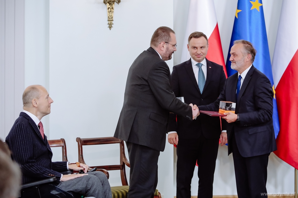 Gala Lider Dostępności. Nagrodę w kategorii Samorząd obiera prezydent Gdyni Wojciech Szczurek / fot. Marta Kuśmierz - Integracja