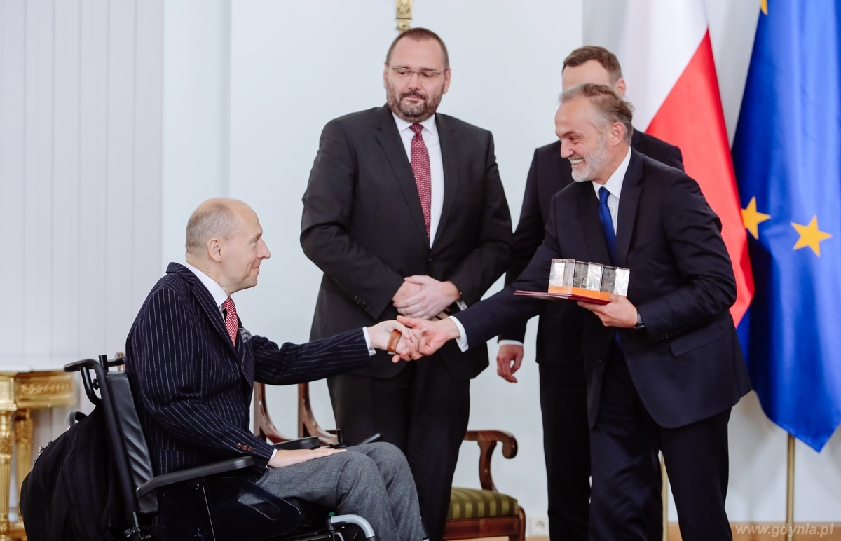 Gala Lider Dostępności. Nagrodę w kategorii Samorząd obiera prezydent Gdyni Wojciech Szczurek / fot. Marta Kuśmierz - Integracja