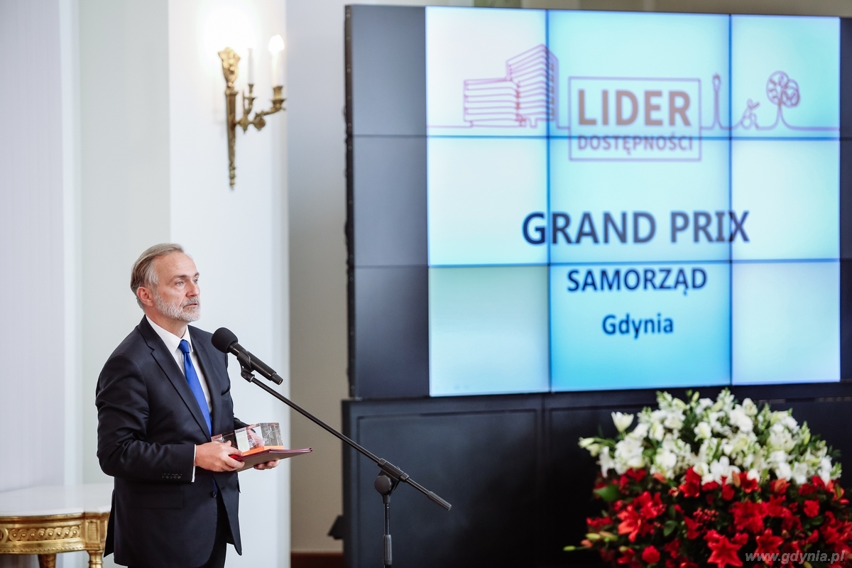 Gala Lider Dostępności. Nagrodę w kategorii Samorząd obiera prezydent Gdyni Wojciech Szczurek / fot. Marta Kuśmierz - Integracja