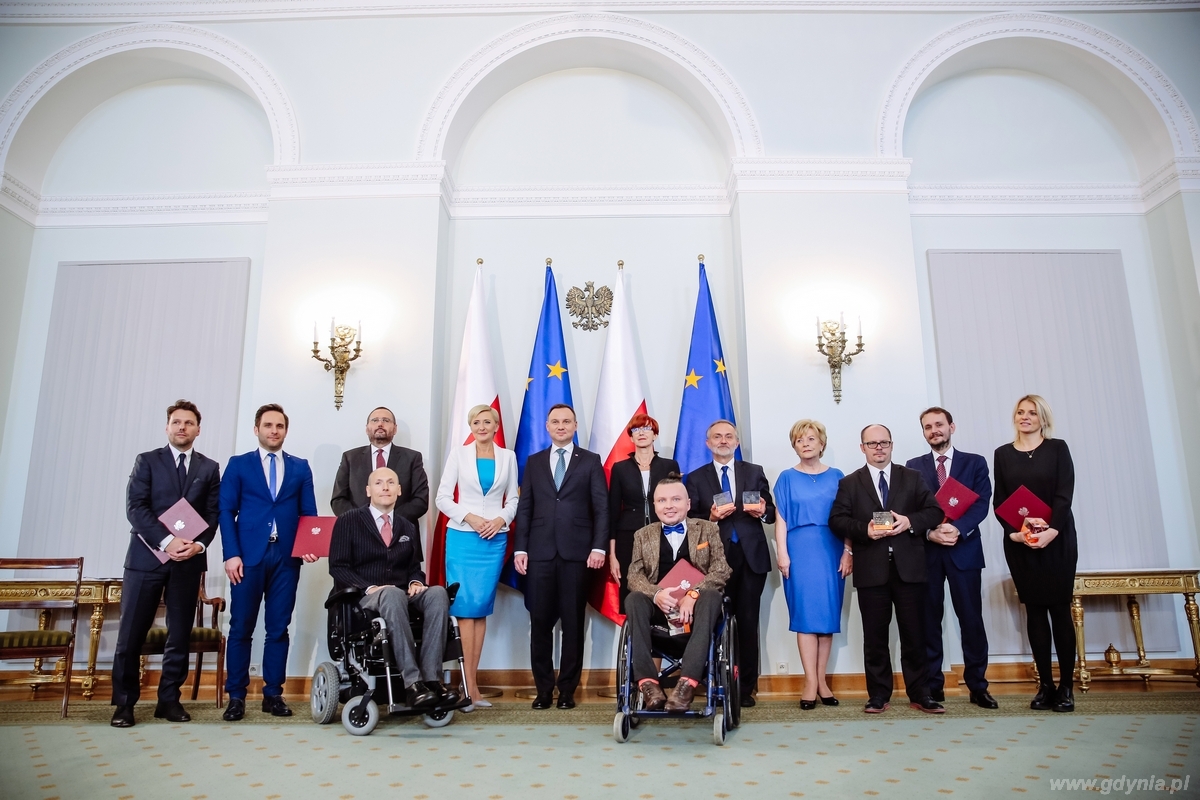 Gala Lider Dostępności. Zbiorowe zdjęcie laureatów konkursu / fot. Marta Kuśmierz - Integracja