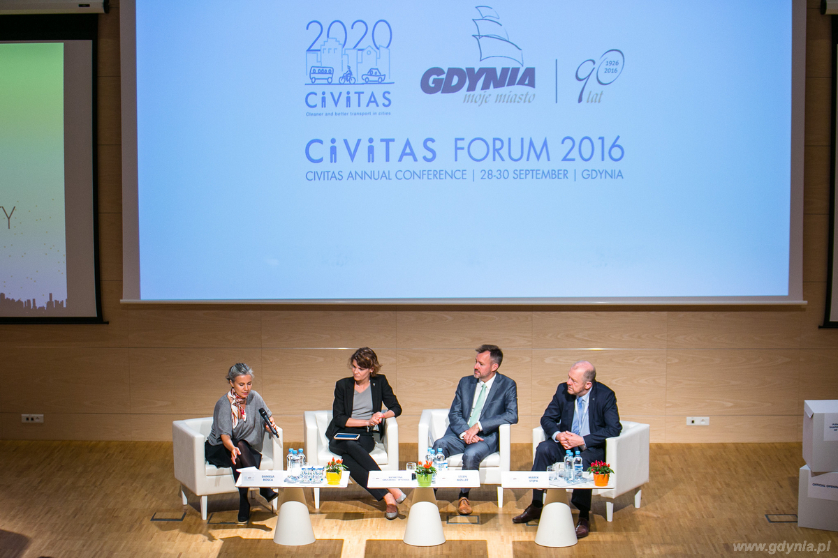 Od lewej: Daniela Rosca, wiceprezydent Gdyni Katarzyna Gruszecka-Spychała, Director Sustainable Cities and Building, WBCSD Roland Hunzikier i wiceprezydent Gdyni Marek Stępa, fot. Karol Stańczak
