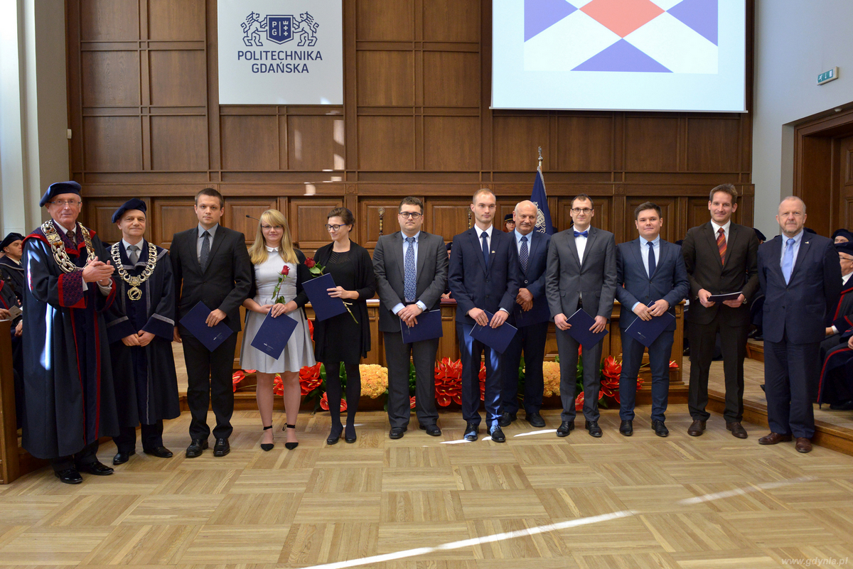 Nagrodzeni i wyróżnieni studenci Politechniki Gdańskiej oraz wiceprezydent Gdyni Marek Stępa, fot. Krzysztof Krzempek