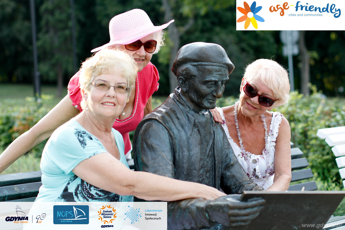 Gdynia, jako pierwsze miasto w Polsce, uzyskała certyfikat „Miasto Przyjazne Starzeniu. Na fotografii gdyńscy seniorzy