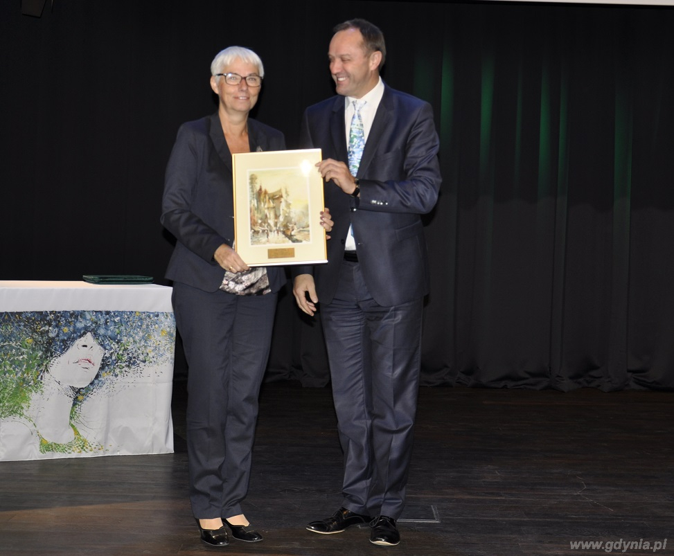 Przewodnicząca Rady Miasta Gdyni Joanna Zielińska odbiera z rąk marszałka województwa pomorskiego Mieczysława Struka grafikę, fot. Grażyna Pilarczyk