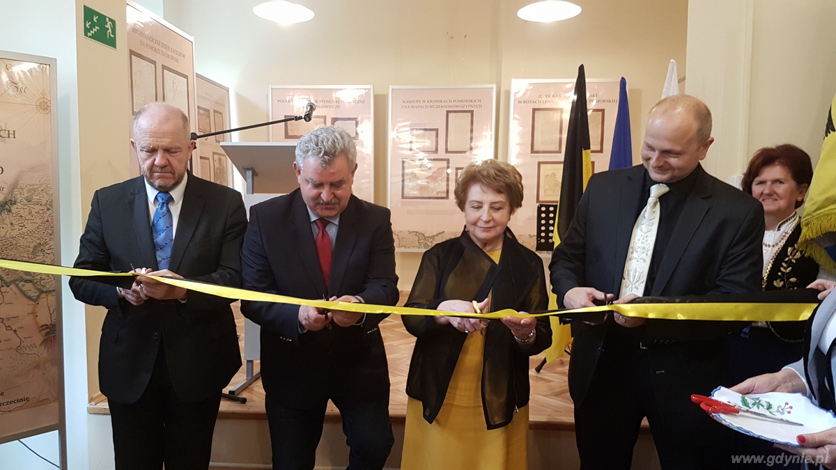 Uroczyste przecięcie wstęgi w Kaszubskim Forum Kultury, fot. Małgorzata Omachel-Kwidzińska