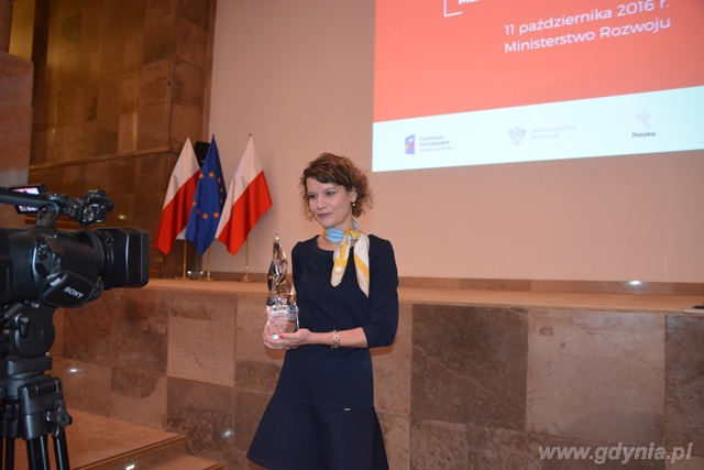 Wiceprezydent Gdyni Katarzyna Gruszecka - Spychała z nagrodą dla Gdyńskiego Centrum Wspierania Przedsiębiorczości, fot. mat. pras. Ministerstwa Rozwoju