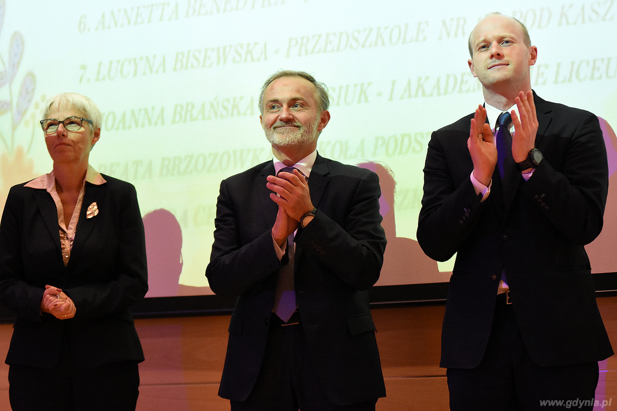 Przewodnicząca Rady Miasta Gdyni Joanna Zielińska, prezydent Gdyni Wojciech Szczurek i wiceprezydent Gdyni Bartosz Bartoszewicz na Dniu Edukacji Narodowej, fot. Michał Puszczewicz