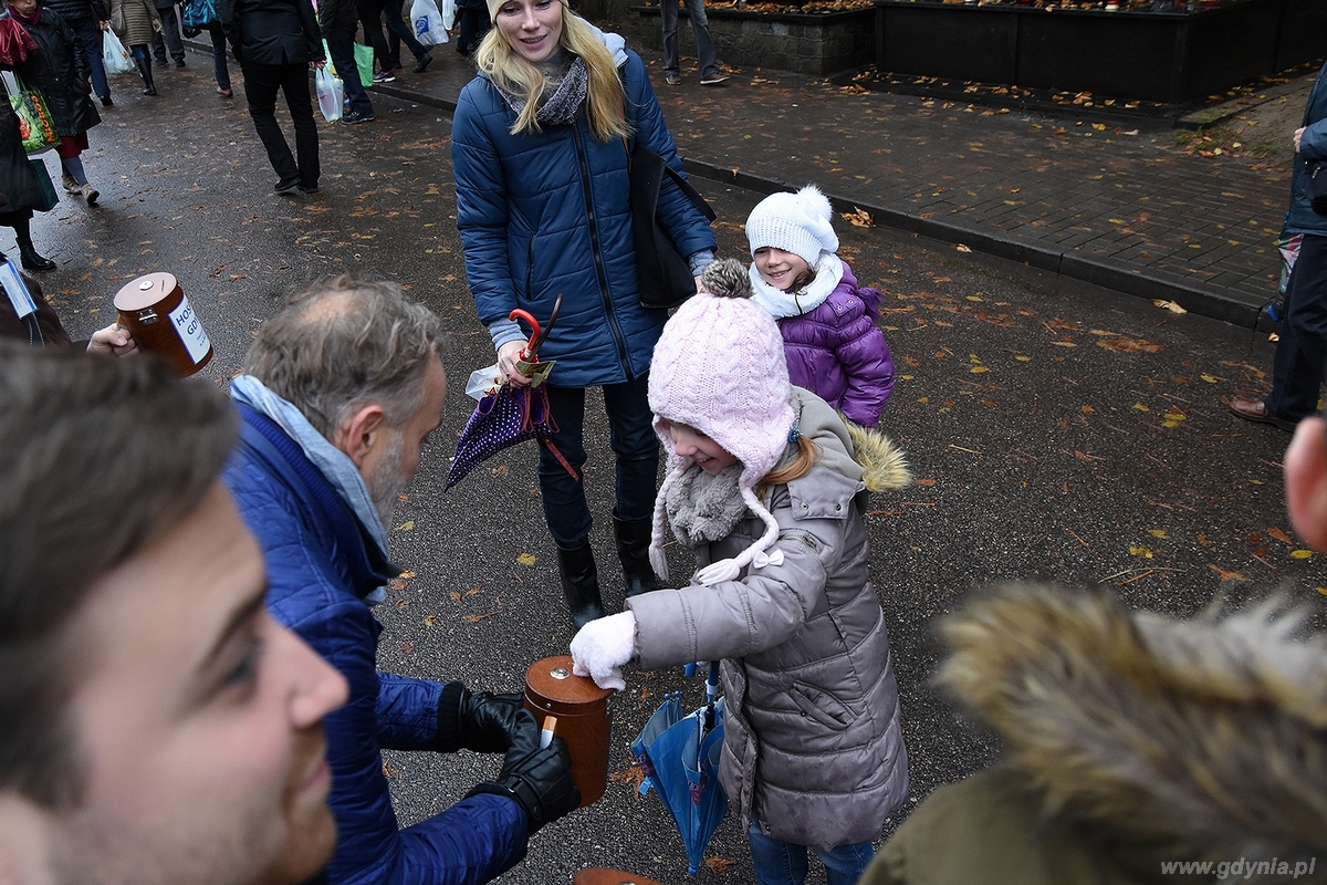 Kwesta na rzecz hospicjum 1 listopada 2016. Na zdjęciu Prezydent Gdyni Wojciech Szczurek z synami / fot. Michał Puszczewicz