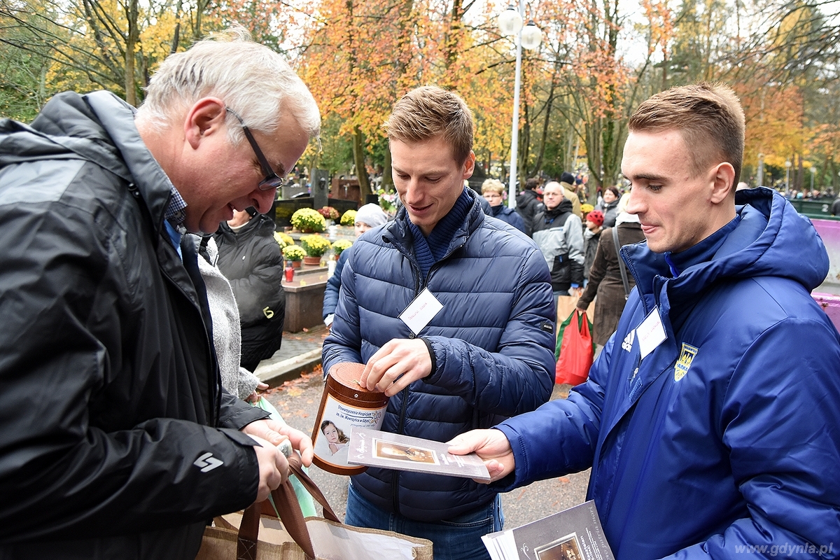 Kwesta na rzecz hospicjum 1 listopada 2016. Na zdjęciu zawodnicy Arki Gdynia / fot. Michał Puszczewicz