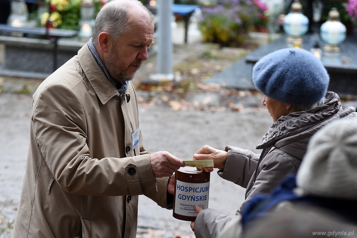 Kwesta na rzecz hospicjum 1 listopada 2016. Na zdjęciu Wiceprezydent Gdyni Marek Stępa / fot. Michał Puszczewicz