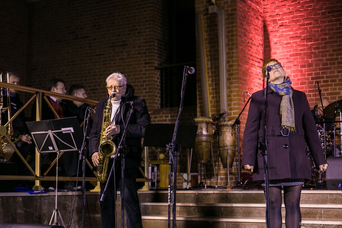 Gdyńskie „Zaduszki Jazzowe” w kościele oo. Franciszkanów. Na zdjęciu Przemek Dyakowski / fot. Karol Stańczak
