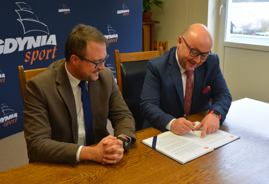 Dyrektor Gdyńskiego Centrum Sportu Marek Łucyk oraz Prezes spółki Metropolis Remigiusz Smolik podpisują umowę, fot. gdyniasport.pl