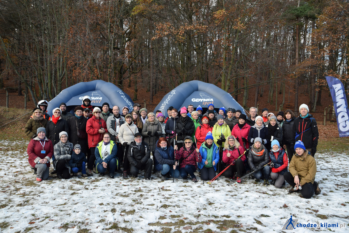 Wspólne zdjęcie uczestników pierwszego marszu po gdyńskim szlak nordic walking, fot. Kuba Niewiński