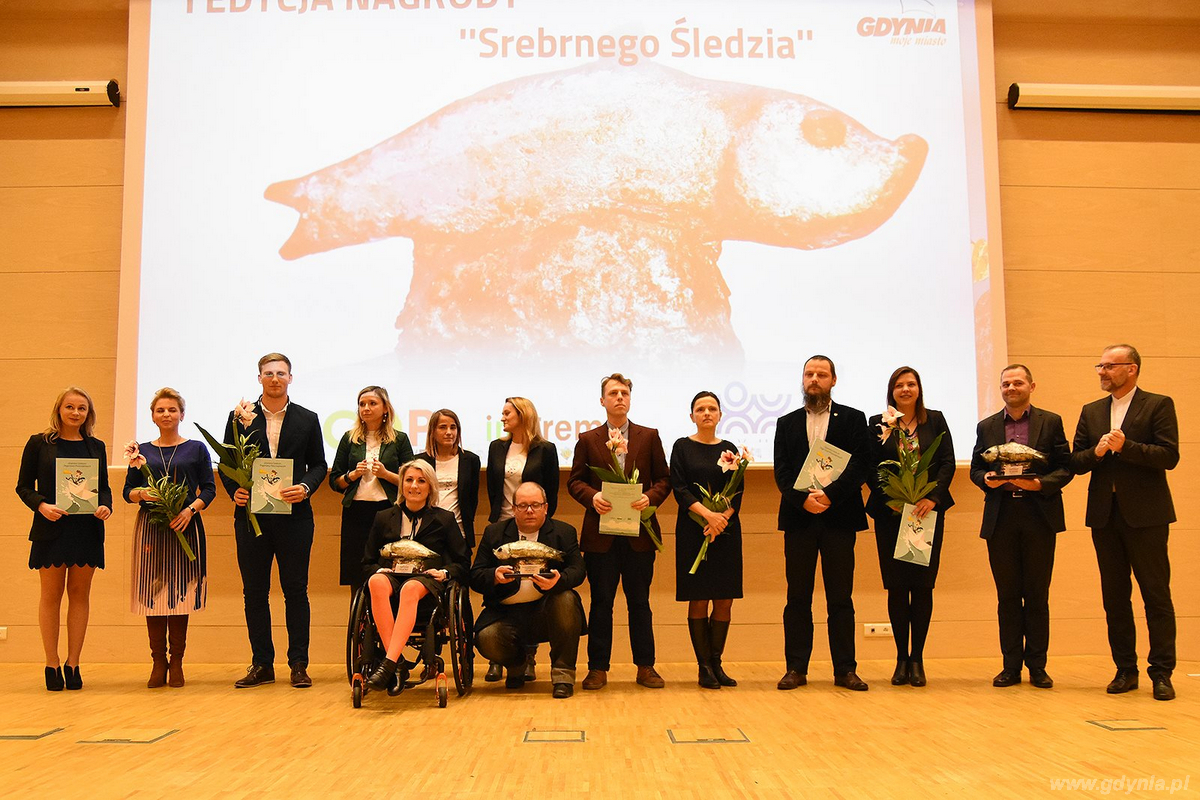 Wyróżnieni oraz laureaci nagrody w pierwszej edycji konkursu Srebrnego Śledzia, fot. Łukasz Zieliński