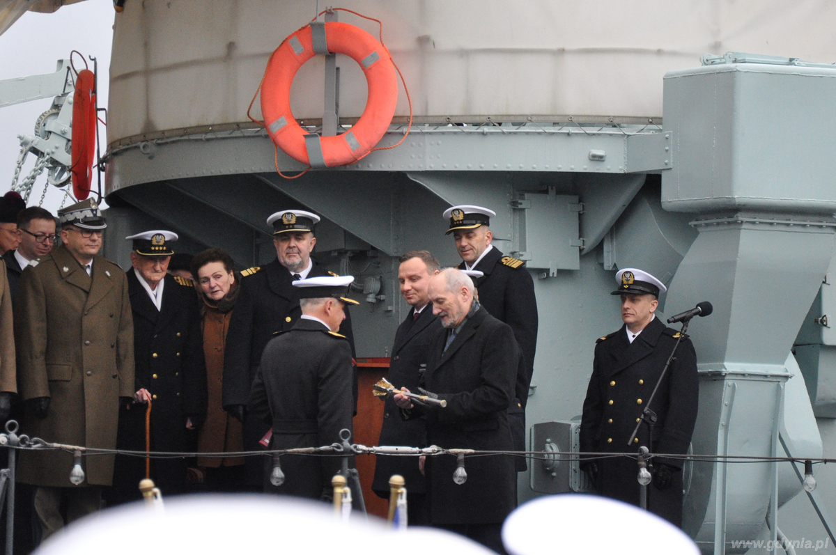 Minister Obrony Antoni Macierewicz wręcza akt mianowania na stopień kontradmirała dowódcy dowódcy 3. Flotylli Okrętów kmdr. Krzysztofowi Jaworskiemu, fot. Dorota Nelke