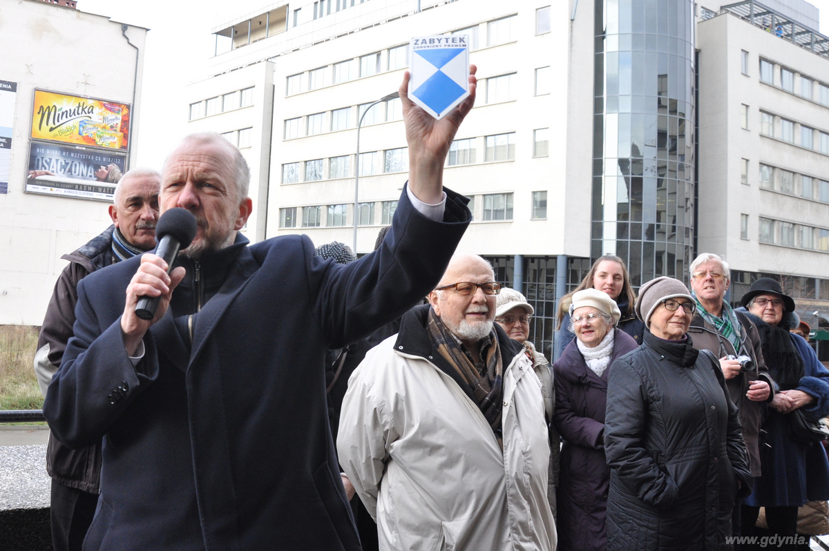 Wiceprezydent Gdyni Marek Stępa trzyma w ręku tabliczkę zabytek chroniony prawem przez parafią pw. Najświętszego Serca Pana Jezusa, fot. Dorota Nelke