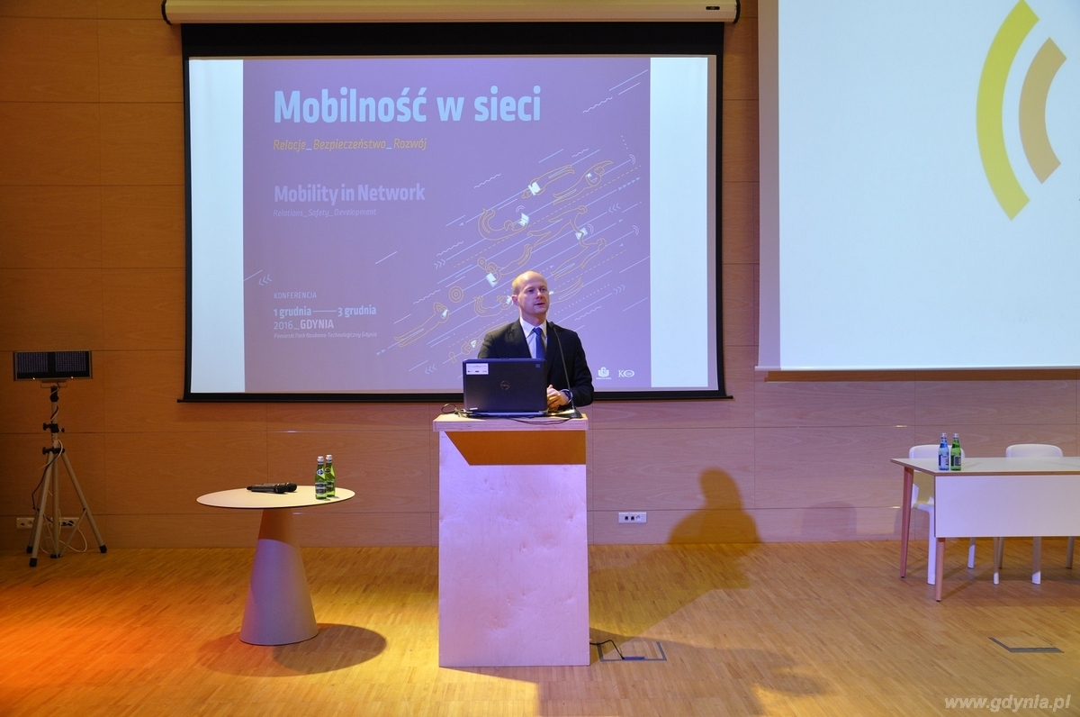 Wiceprezydent Gdyni Bartosz Bartoszewicz otwiera I Międzynarodową Konferencję „Mobilność w sieci. Relacje. Bezpieczeństwo. Rozwój” / fot. Agnieszka Wołowicz
