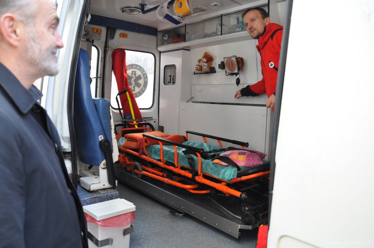 Prezydent Gdyni Wojciech Szczurek ogląda wnętrze ambulansu przekazanego do Poszukiwawczego Ochotniczego Pogotowia Ratunkowego w Gdyni, fot. Agnieszka Wołowicz