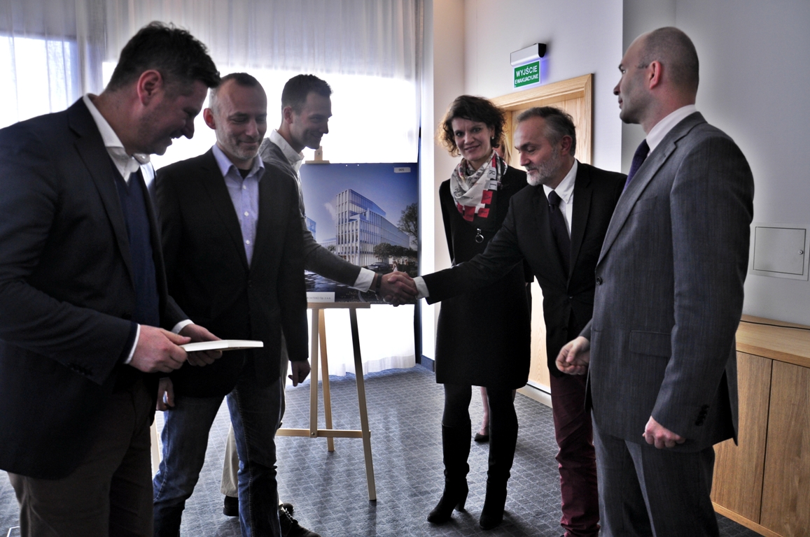 Nagrodę główną architektom wręczyli: Katarzyna Gruszecka-Spychała, wiceprezydent Gdyni ds. gospodarki, Wojciech Szczurek, prezydent Gdyni oraz Maciej Jankiewicz, Prezes Zarządu Polskiego Holdingu Nieruchomości, fot. Barbara Betlejewska