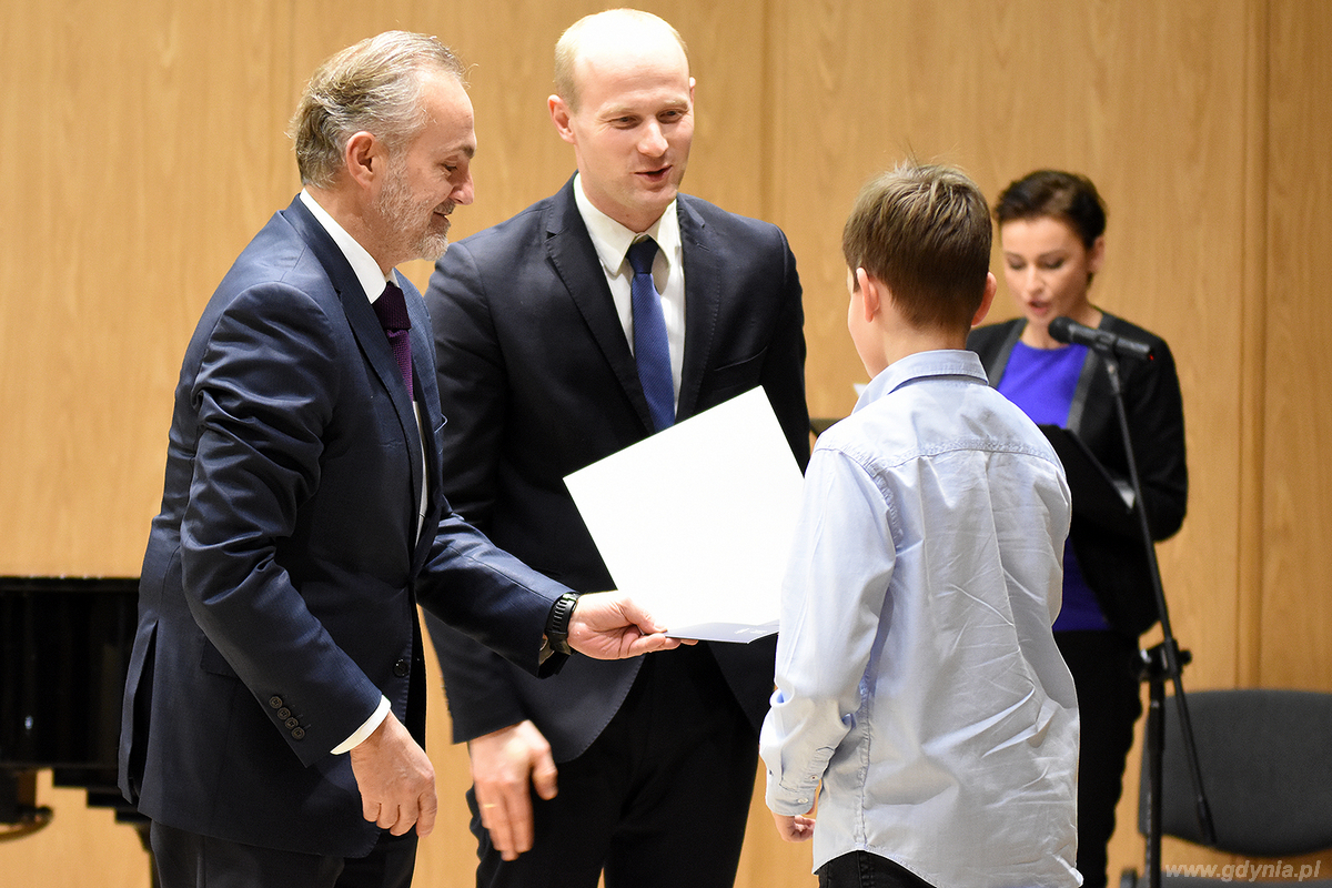 Prezydent Gdyni Wojciech Szczurek i wiceprezydent Gdyni Bartosz Bartoszewicz wręczają stypendium Miasta Gdyni, fot. Michał Puszczewicz