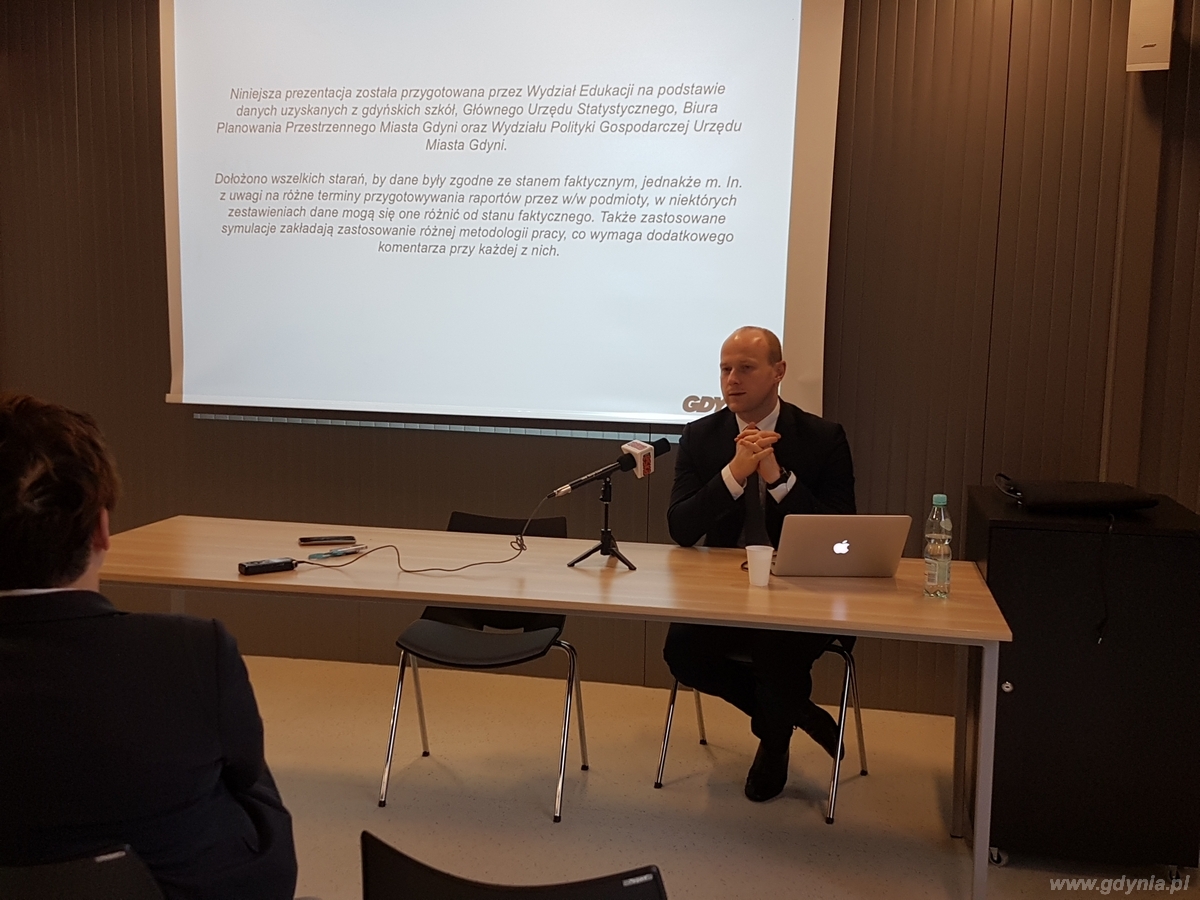 Wiceprezydent Gdyni Bartosz Bartoszewicz podczas konferencji prasowej nt. zmian w gdyńskiej oświacie / fot. Małgorzata Omachel-Kwidzińska