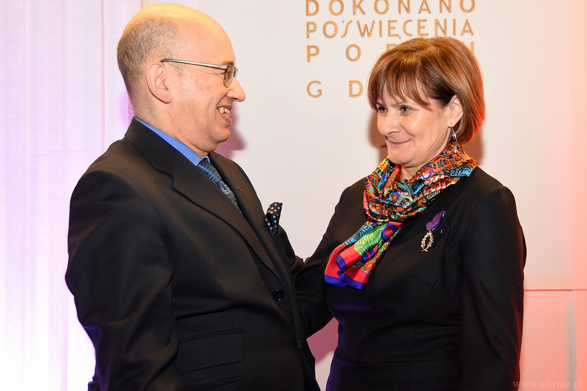 Przekazanie przez ambasadora Pierre'a Lévy insygniów Kawalera Palm Akademickich Elżbiecie Zarębie, fot. Michał Puszczewicz