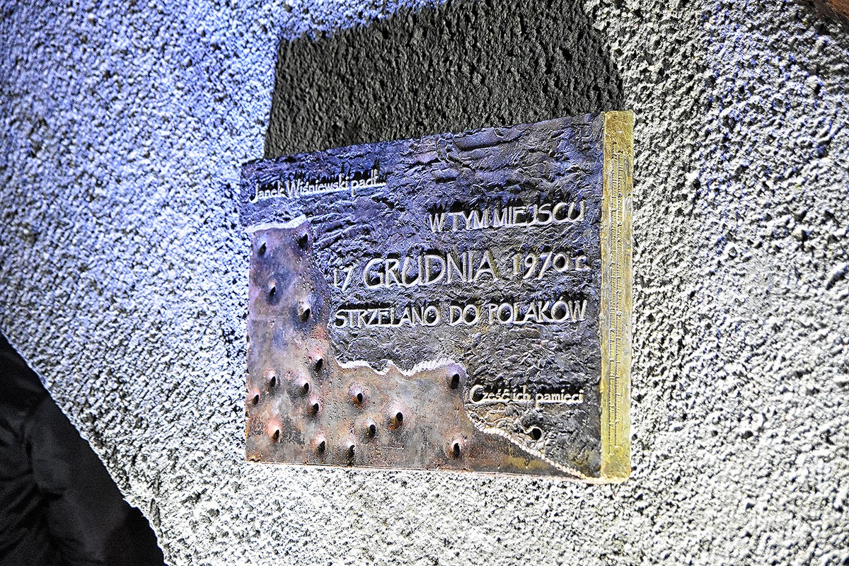 Obchody 46. rocznicy Grudnia' 70 - odsłonięta tablica/ fot. Michał Puszczewicz