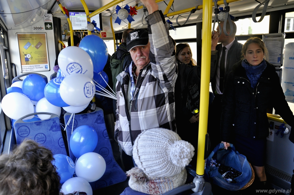 Pasażerowie pierwszego kursu linii 29 z Fikakowa, fot. Barbara Betlejewska
