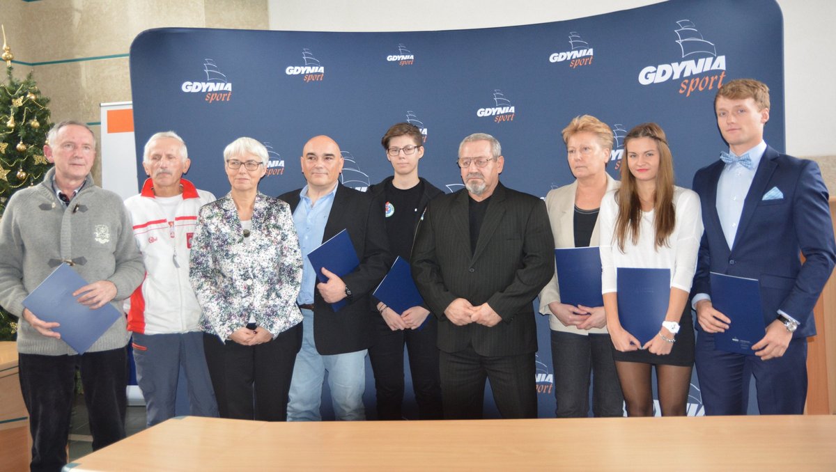 Przewodnicząca Rady Miasta Gdyni Joanna Zielińska i nagrodzeni sportowcy / fot. materiały prasowe Gdyńskiego Centrum Sportu