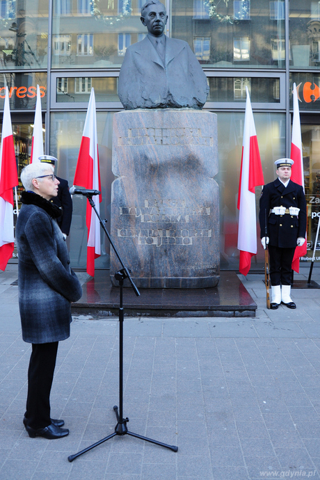 Przewodnicząca Rady Miasta Gdyni Joanna Zielińska przemawia na uroczystości z okazji 128 urodzin Eugeniusza Kwiatkowskiego, fot. Michał Kowalski