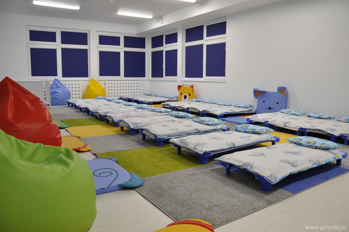 Sala z łóżeczkami dla dzieci w nowo otwartej placówce żłobka Niezapominajka, fot. Sebastian Drasual