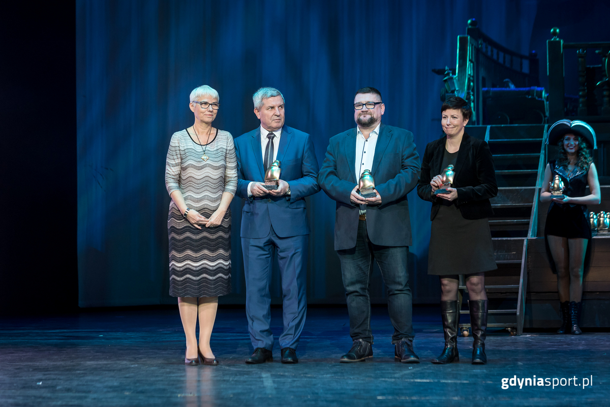 Dyrektorzy szkół podstawowych ze statuetkami w kategorii Lider Sportu Szkolnego, fot. gdyniasport.pl