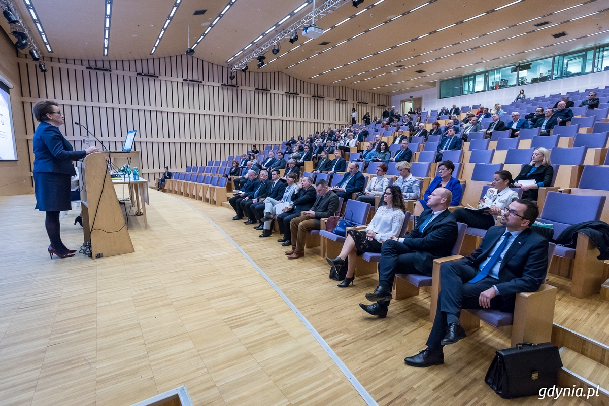 Minister Edukacji przemawia podczas spotkania z pomorskimi samorządowcami w  Pomorskim Parku Naukowo-Technologicznym / fot. Dawid Linkowski
