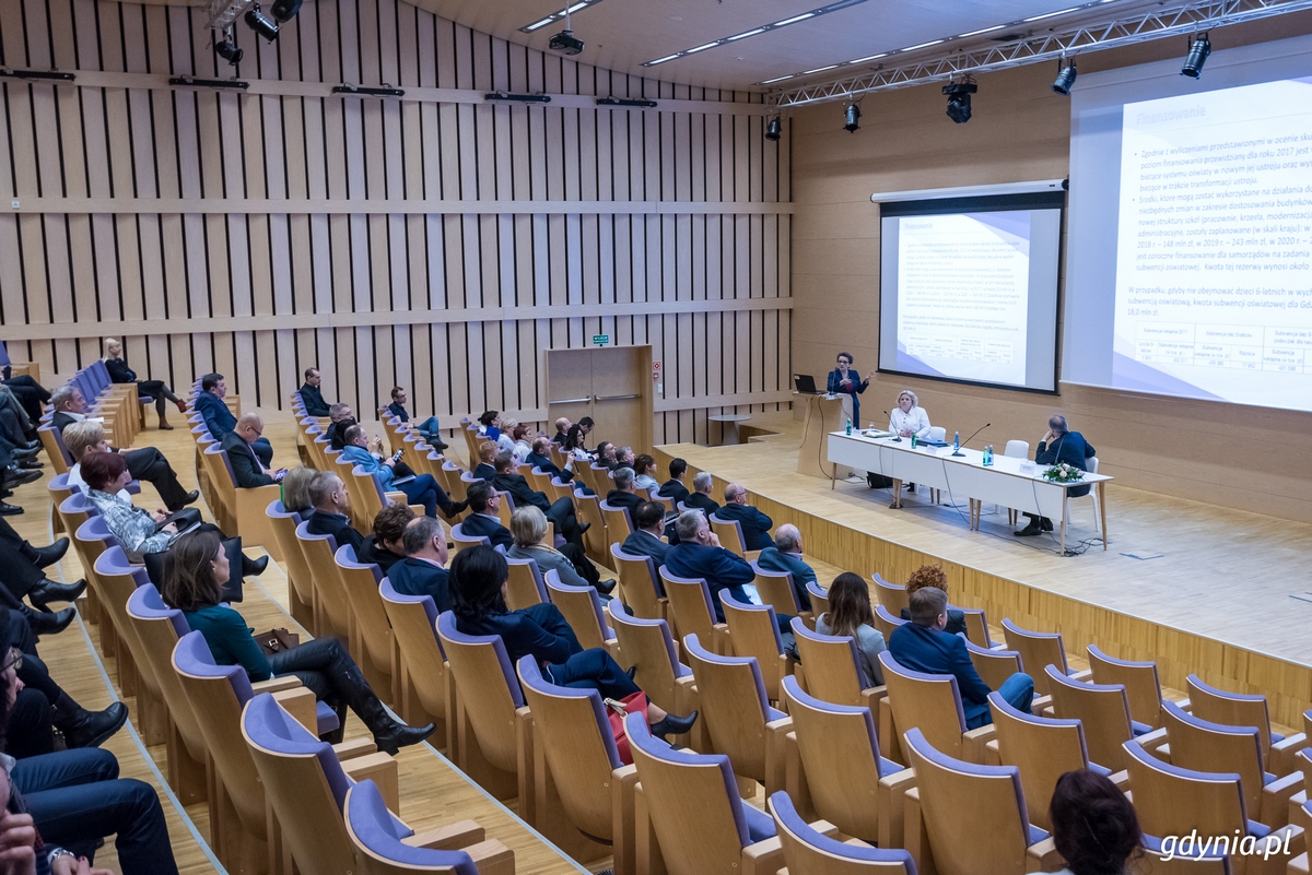Minister Edukacji przemawia podczas spotkania z pomorskimi samorządowcami w  Pomorskim Parku Naukowo-Technologicznym / fot. Dawid Linkowski