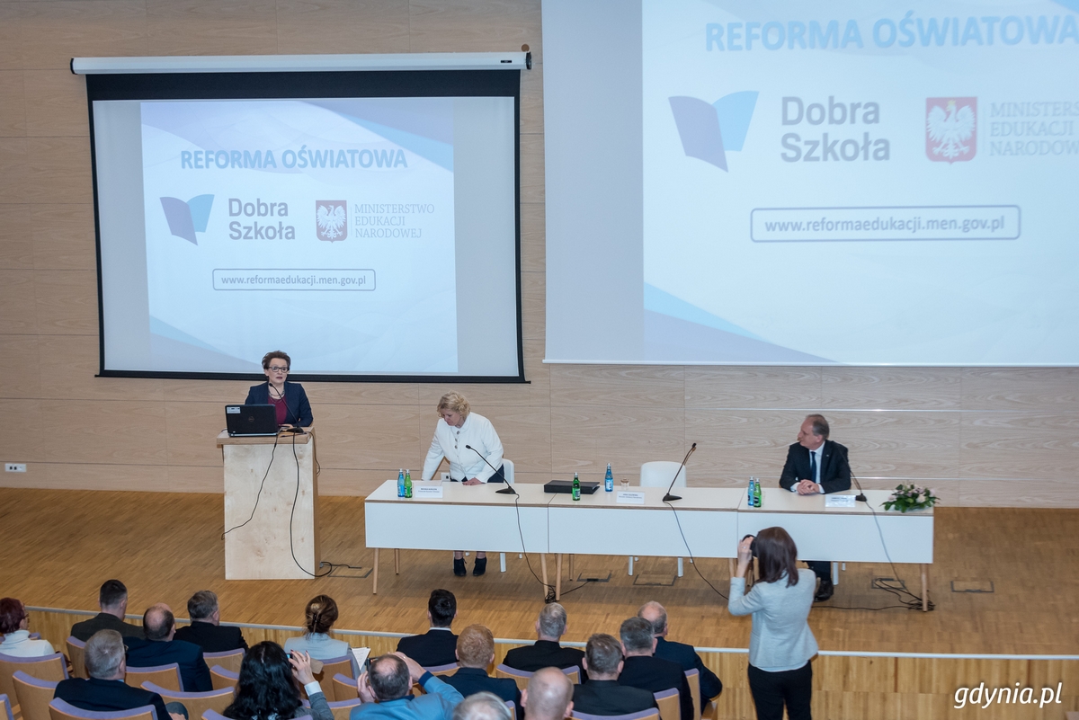 Minister Edukacji Anna Zalewska przemawia podczas spotkania z pomorskimi samorządowcami w  Pomorskim Parku Naukowo-Technologicznym / fot. Dawid Linkowski
