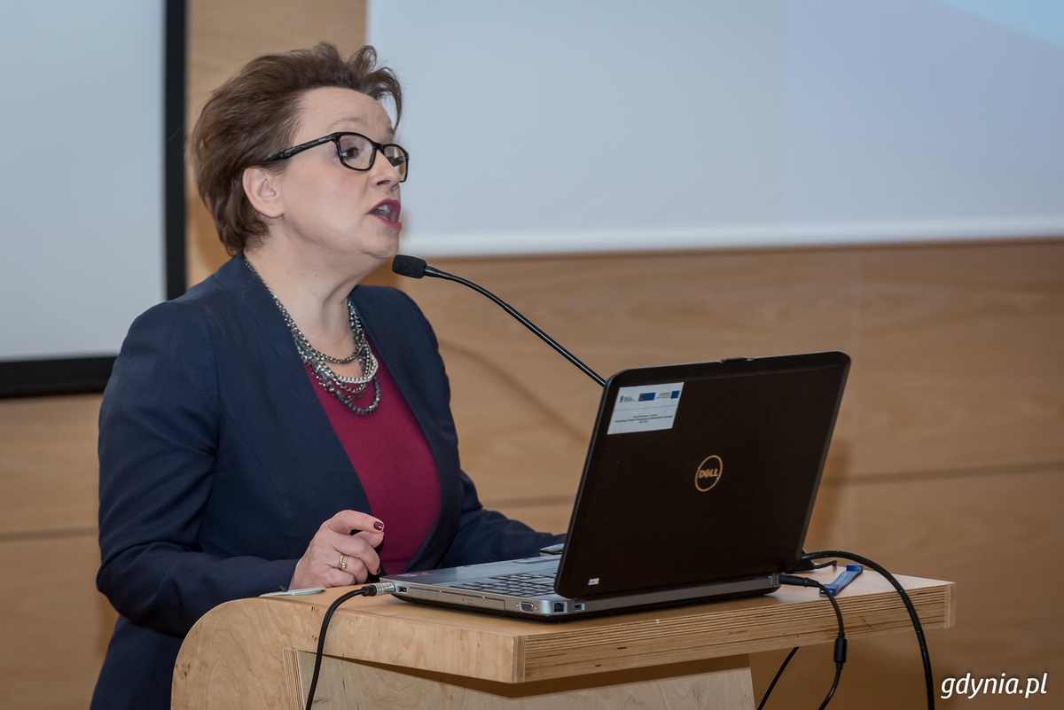 Minister Edukacji Anna Zalewska przemawia podczas spotkania z pomorskimi samorządowcami w  Pomorskim Parku Naukowo-Technologicznym / fot. Dawid Linkowski