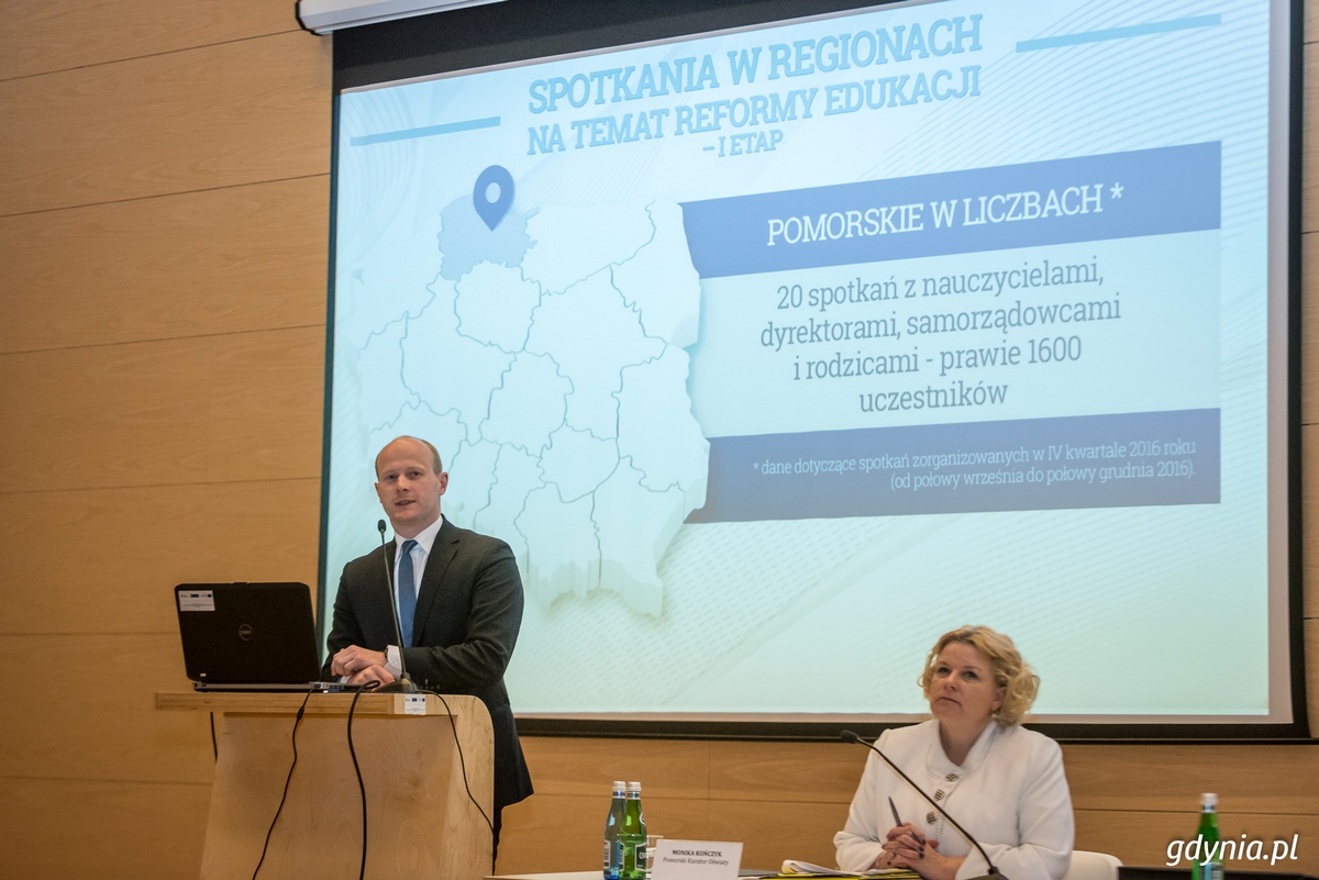 Spotkanie pomorskich samorządowców z Minister Edukacji, na zdjęciu przemawiający Wiceprezydent Gdyni Bartosz Bartoszewicz / fot. Dawid Linkowski