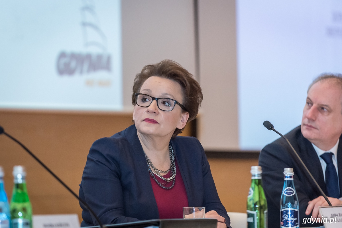 Spotkanie pomorskich samorządowców z Minister Edukacji, na zdjęciu Minister Anna Zalewska słucha przemawiającego  Wiceprezydenta Gdyni Bartosza Bartoszewicza / fot. Dawid Linkowski