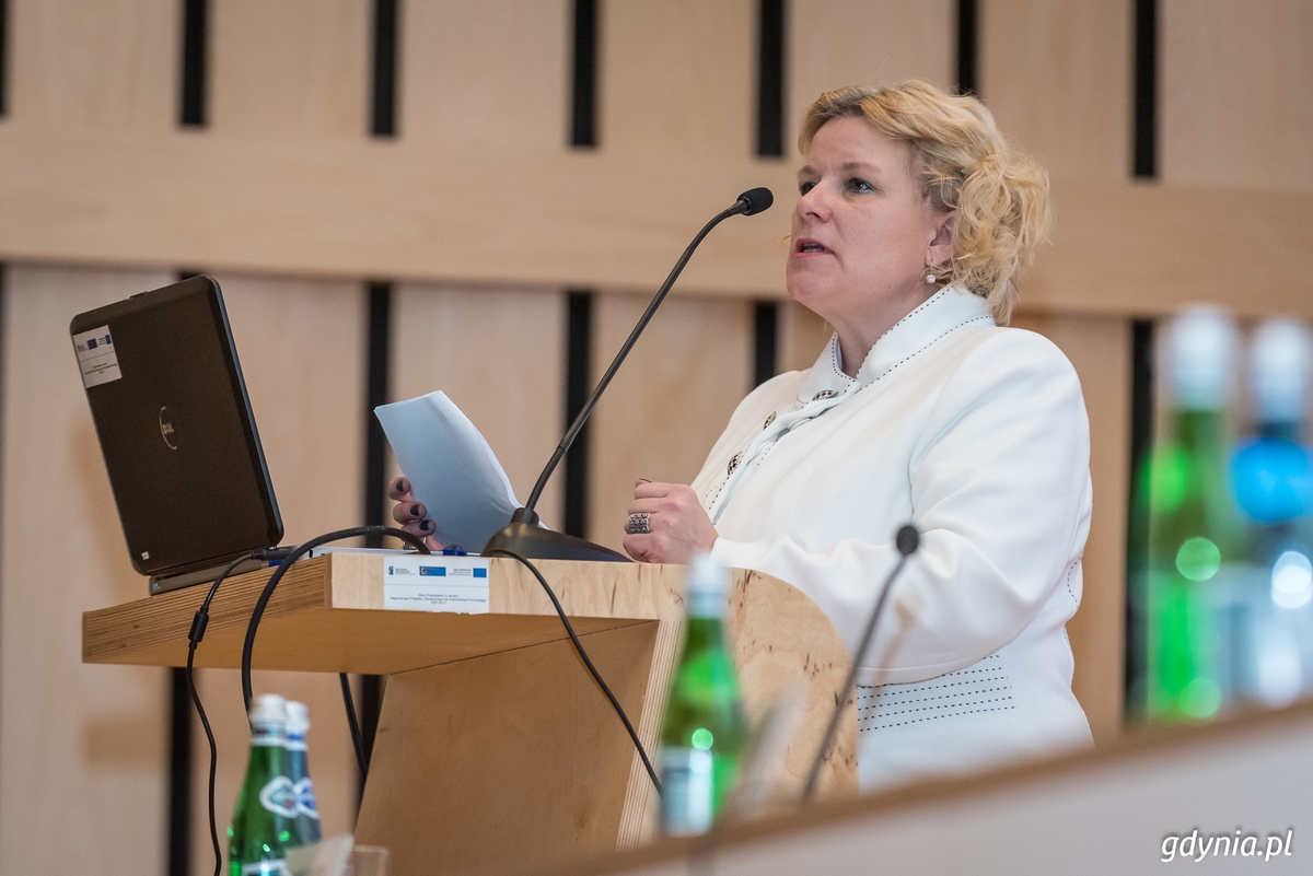 Spotkanie pomorskich samorządowców z Minister Edukacji, na zdjęciu przemawiająca Pomorska Kurator Oświaty Monika Kończyk / fot. Dawid Linkowski